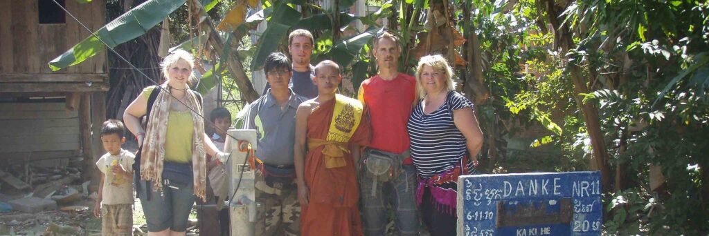 Fritz Kieninger mit Familie beim Brunnenbesuch in Kambodscha